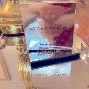 - Beautiful Anastasia translucent powder in beautiful box last one